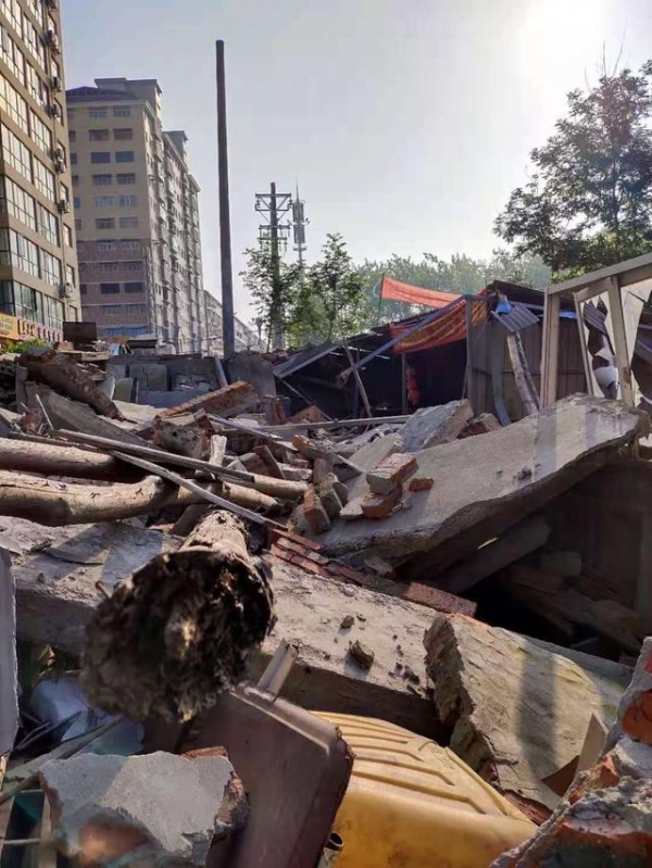 40年老屋凌晨被强拆，67头小猪跑丢，没签协议“被打款”14万，镇政府称是河边简易房，“多次叫签，他不签”