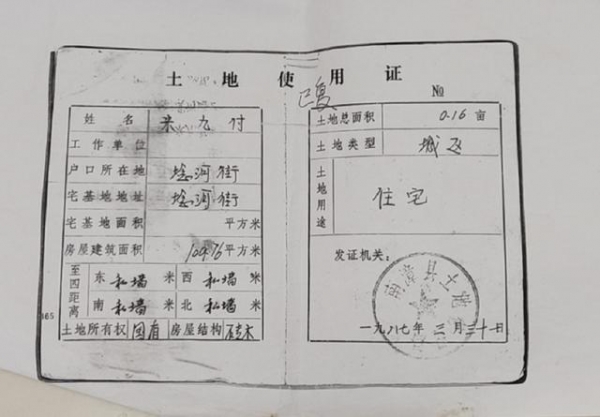 40年老屋凌晨被强拆，67头小猪跑丢，没签协议“被打款”14万，镇政府称是河边简易房，“多次叫签，他不签”