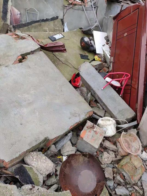 40年老屋凌晨被强拆，67头小猪跑丢，没签协议“被打款”14万，镇政府称是河边简易房，“多次叫签，他不签”