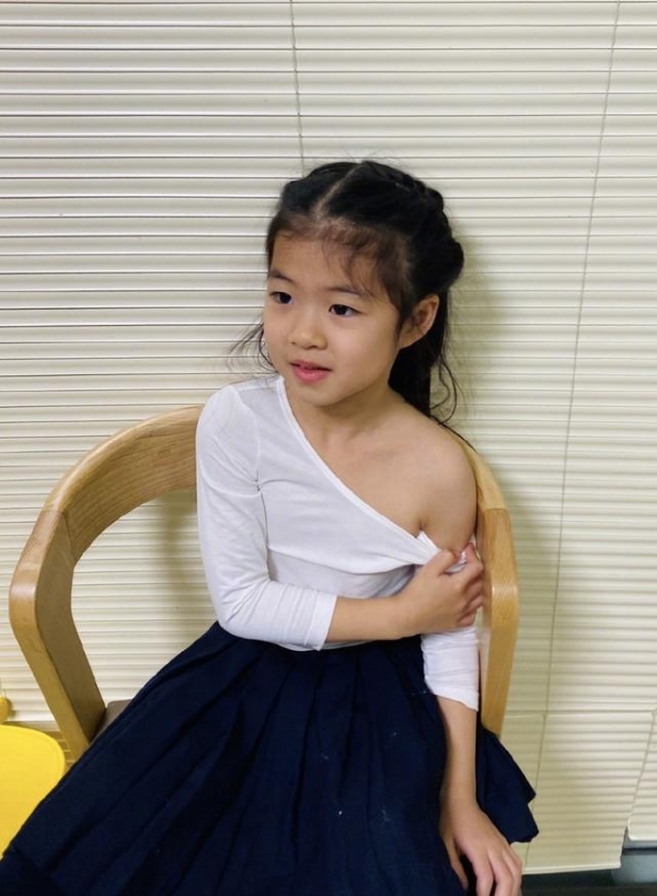 章子怡晒全家福为女儿庆生醒宝愿望惹妈妈泪目弟弟依然被挡脸