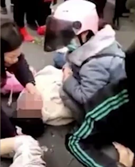 南宁一奔驰冲上安全岛撞倒4名小学生 司机已被控制，排除酒驾毒驾