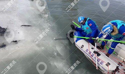 东港3青年命丧“冰窟窿”，蓝天救援冒寒风进行打捞工作