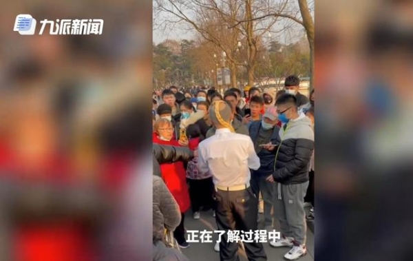 男子在公园穿疑似日式服饰被拦住，公园回应：正在了解