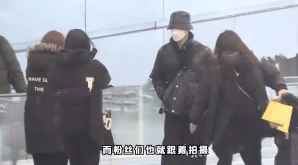 “乔二强”张晚意与神秘女子挽手回家，网友力挺：27岁该谈恋爱了