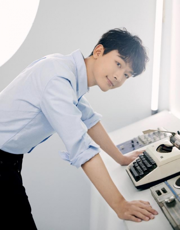 “乔二强”张晚意与神秘女子挽手回家，网友力挺：27岁该谈恋爱了