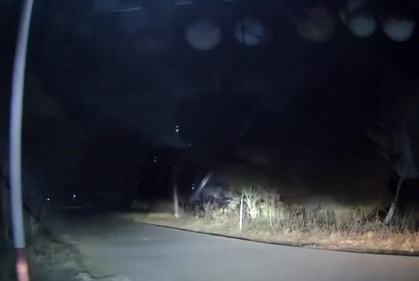 湖北一女子夜晚开车误入荒野，一路漆黑望不到头，网友：像恐怖片