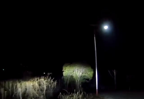 湖北一女子夜晚开车误入荒野，一路漆黑望不到头，网友：像恐怖片