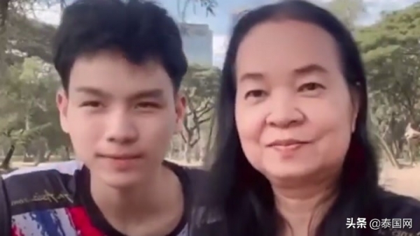 网恋奔现！泰国18岁小伙恋上58岁大妈，上演“跨年母子恋”