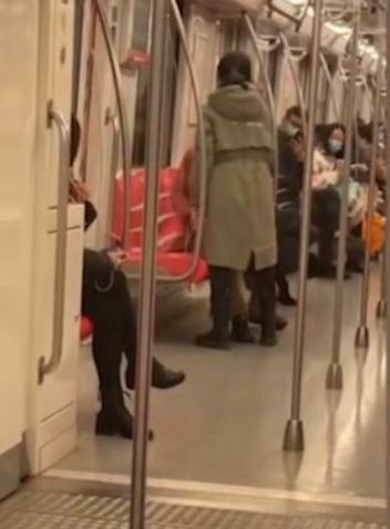 南京警方通报男子地铁猥亵被扇耳光：行政拘留，女子不予处罚