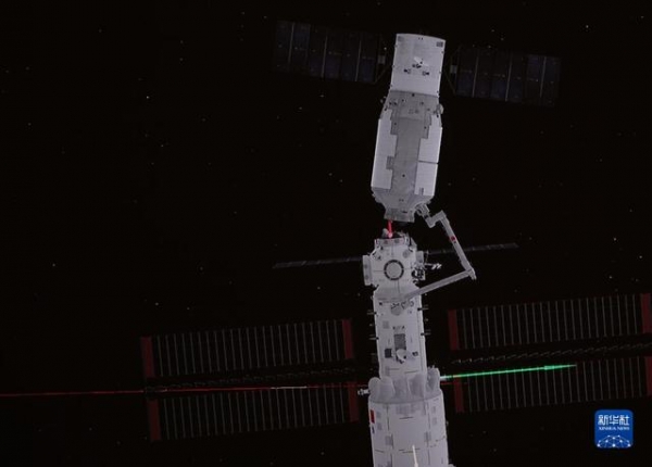 空间站机械臂转位货运飞船试验取得圆满成功