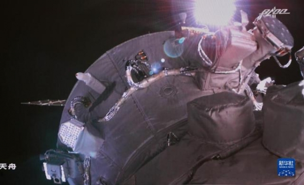 空间站机械臂转位货运飞船试验取得圆满成功