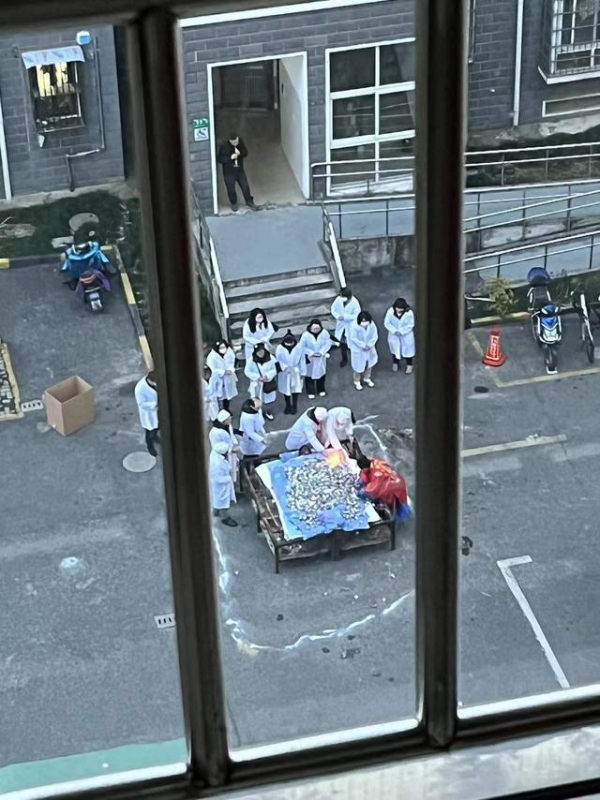网传上海闵行某小区内有人焚尸，街道辟谣：系焚烧遗物