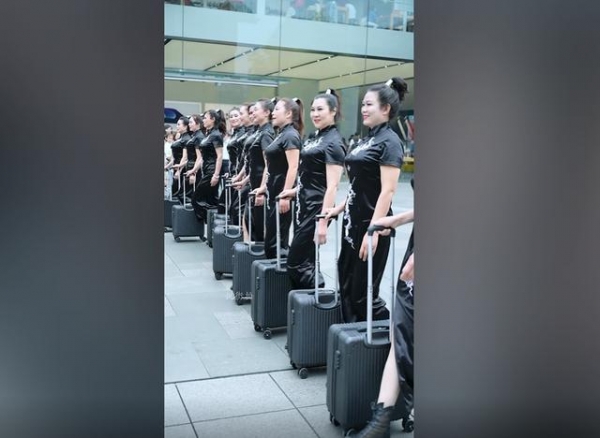 女网红控诉街拍套路深，照片被分类处理，走光私密照成老色批专享
