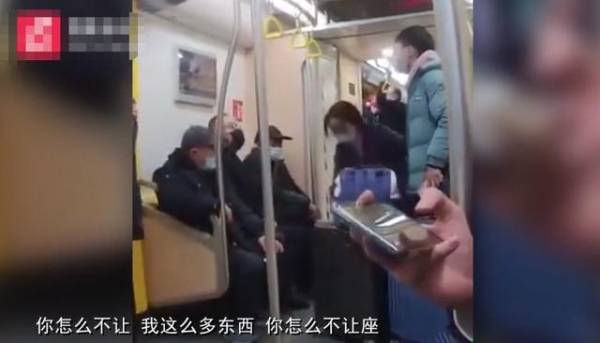 青岛一小伙被67岁大爷“逼”让座，俩人地铁上互殴：你怎么不让