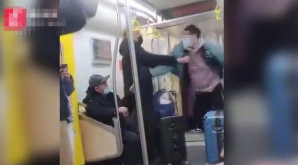 青岛一小伙被67岁大爷“逼”让座，俩人地铁上互殴：你怎么不让