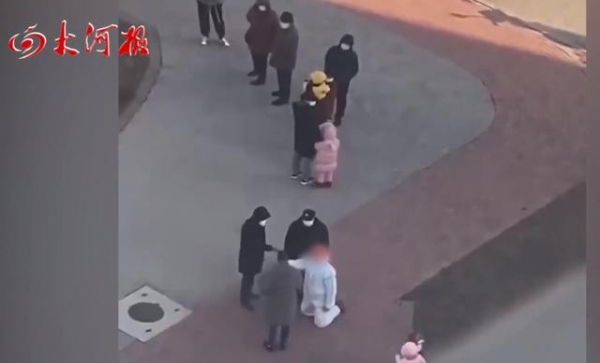 警方回应天津两老人插队做核酸逼志愿者下跪：并非网传那样，调查中