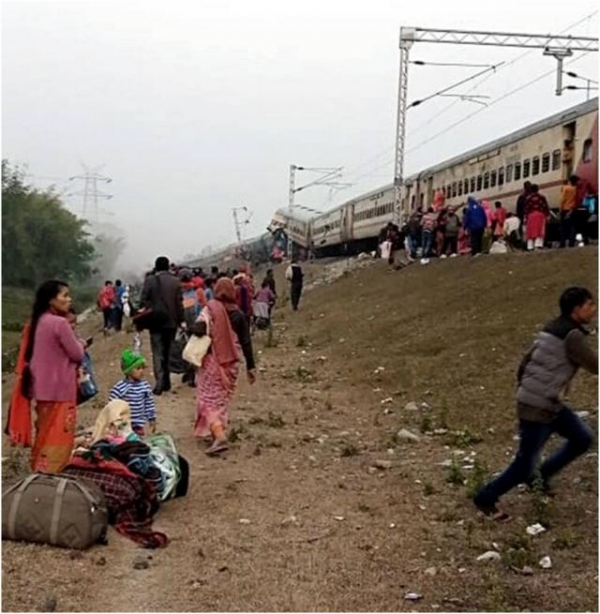 死亡人数上升！印度列车脱轨，多节车厢翻覆、挤压变形，已致7死50伤