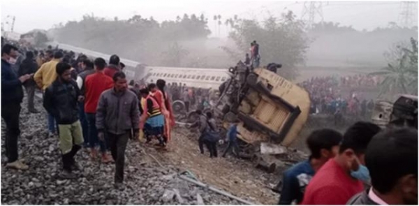 死亡人数上升！印度列车脱轨，多节车厢翻覆、挤压变形，已致7死50伤