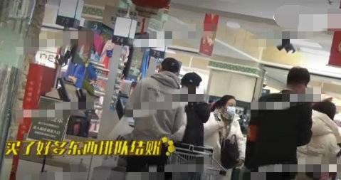 张继科张蕊同看电影逛超市 一路热聊不断姿态亲密