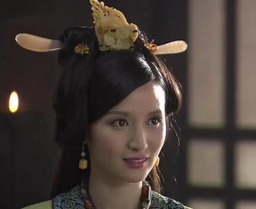 张萌瘦身成功后秀巴掌腰，脖子被拉得太长，本人回应特效开过了
