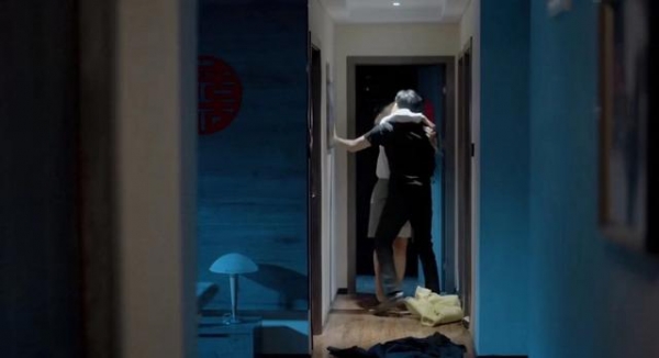 张智霖杨怡吻戏转了8圈，互相拉扯不停转圈，网友：我看都看晕了