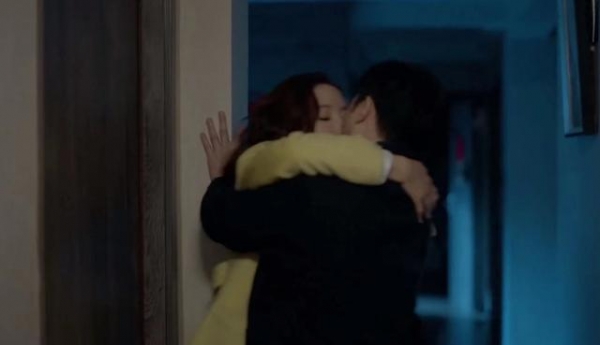 张智霖杨怡吻戏转了8圈，互相拉扯不停转圈，网友：我看都看晕了