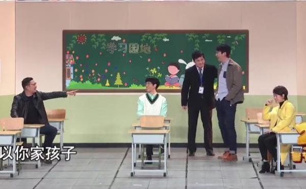 演员马丽低调现身春晚彩排！和路人热切打招呼，穿去年旧衣显节俭