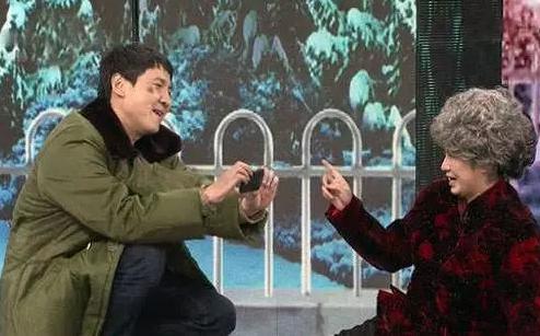 演员马丽低调现身春晚彩排！和路人热切打招呼，穿去年旧衣显节俭