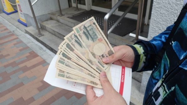 在日本打电话带三百万回去 在日本打电话带三百万回去