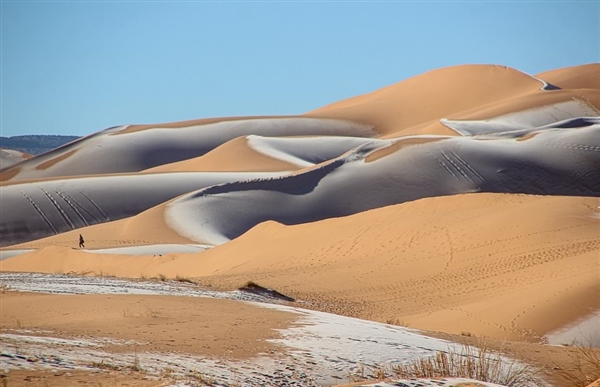 撒哈拉沙漠小镇连续第二年下雪 金黄沙丘被冰雪覆盖：专家释疑