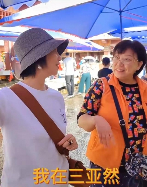 前央视主播徐俐逛菜市场，打扮朴素被认出，亲切热聊称就是过日子
