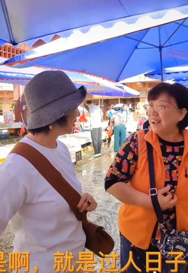 前央视主播徐俐逛菜市场，打扮朴素被认出，亲切热聊称就是过日子