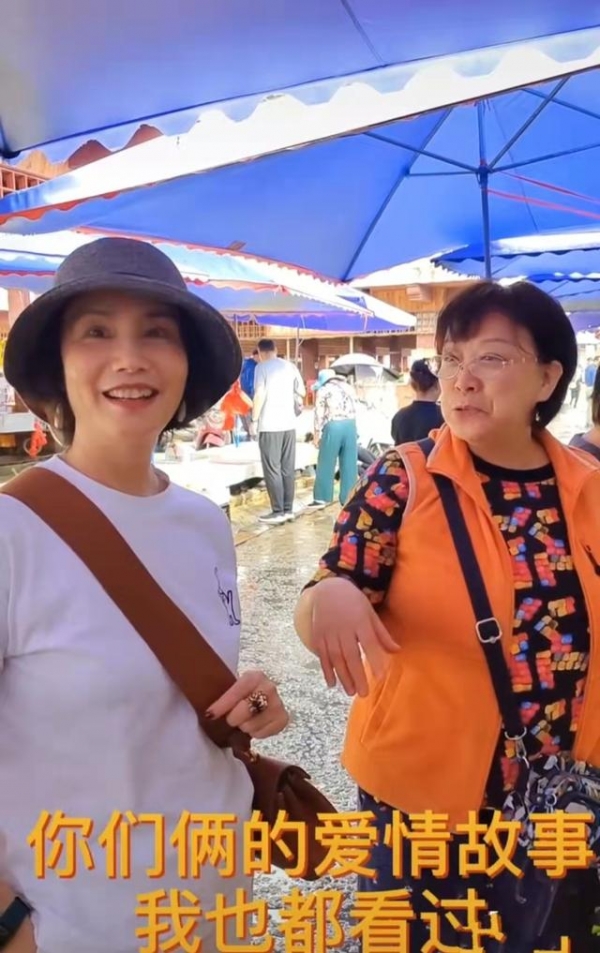 前央视主播徐俐逛菜市场，打扮朴素被认出，亲切热聊称就是过日子