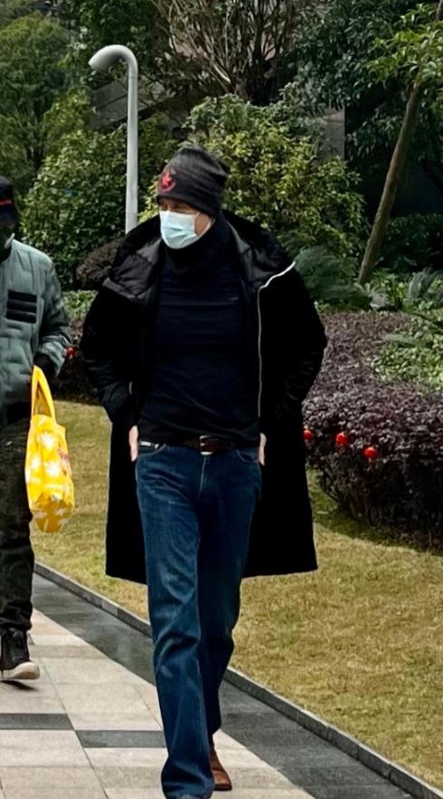 60岁徐锦江小女儿疑似曝光!身高超一米八长腿瞩目,姓氏随母亲