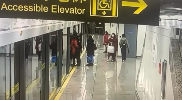 “女乘客被屏蔽门夹住不幸身亡”，上海地铁：配合调查