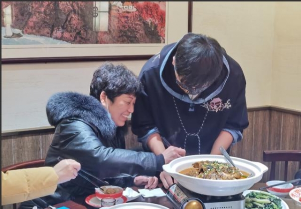 被拐24年张洋洋认亲现场：隔着口罩亲了妈妈一口，用河南话一遍遍的喊“妈妈”