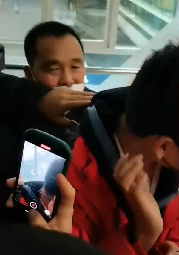 被拐24年张洋洋认亲现场：隔着口罩亲了妈妈一口，用河南话一遍遍的喊“妈妈”