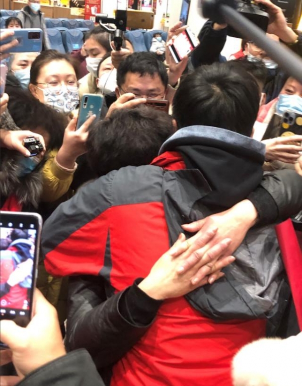 被拐24年张洋洋认亲现场：隔着口罩亲了妈妈一口，用河南话一遍遍的喊“妈妈”