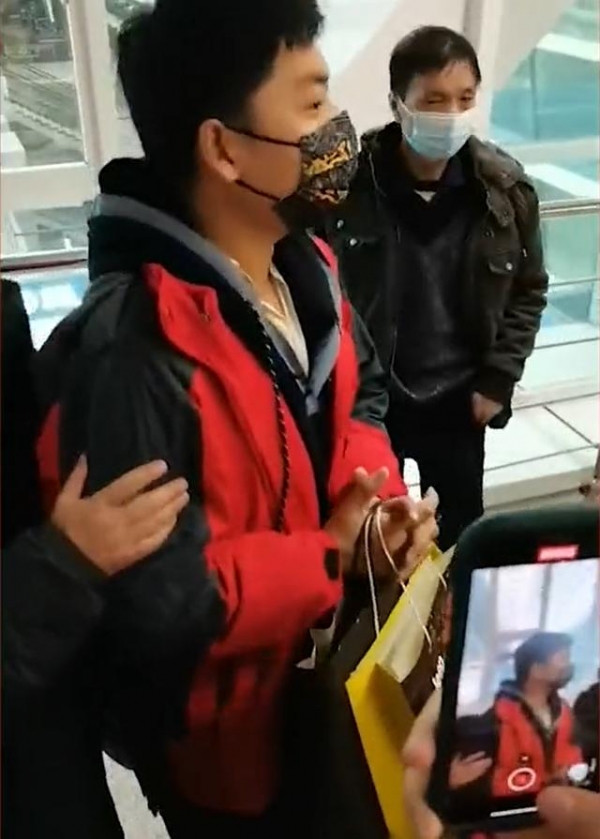 被拐24年张洋洋认亲现场：隔着口罩亲了妈妈一口，用河南话一遍遍的喊“妈妈”