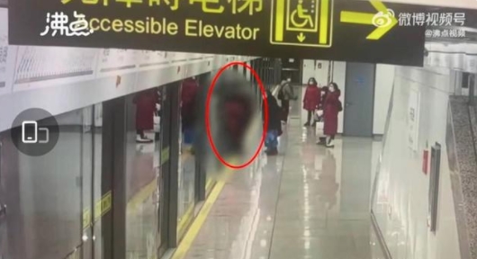 可怕！上海地铁女乘客被屏蔽门夹住身亡 工作人员急速上前，试图帮助脱困
