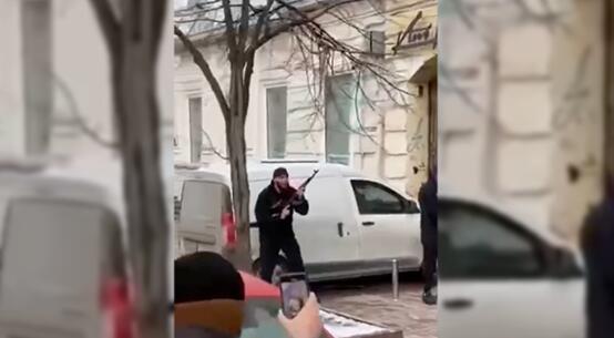 俄媒：乌克兰首都国家安全局大楼外现枪声，有人“鸣枪警告”
