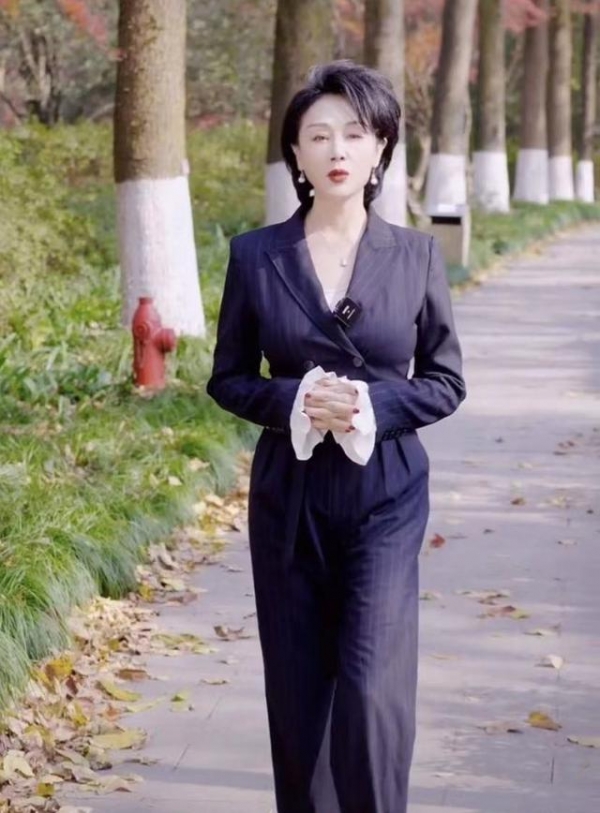 59岁戏骨王姬现身北京街头散步，不戴口罩无人识，首回应整容传闻