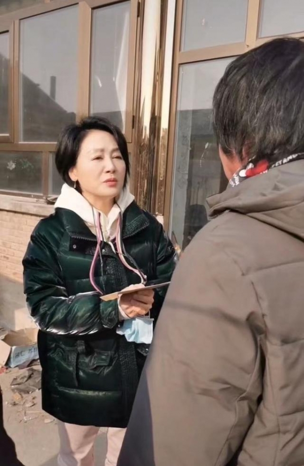 59岁戏骨王姬现身北京街头散步，不戴口罩无人识，首回应整容传闻