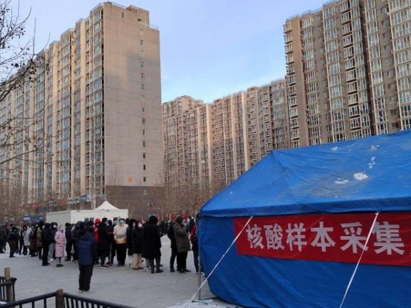 壹现场丨河北燕郊多个小区已封控 居民排队等待做核酸检测