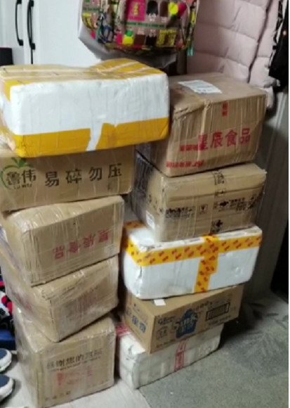 老赵把采购的年货统统打包寄往北京，家里就剩三个老人过年了