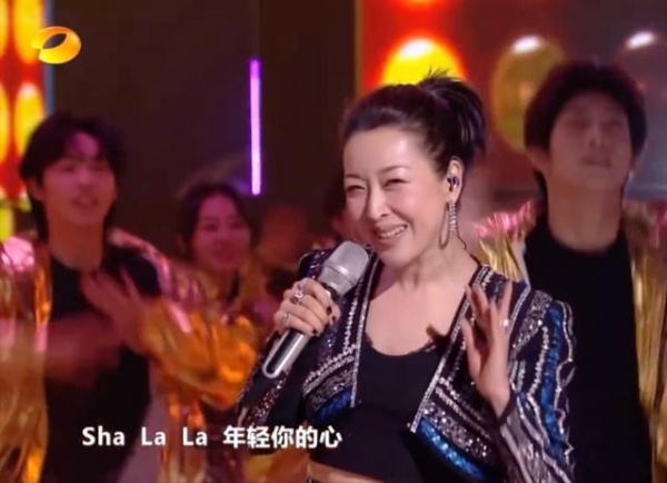 49岁歌手孙悦亮相湖南春晚，连唱五首歌状态太好，却被指假唱整容