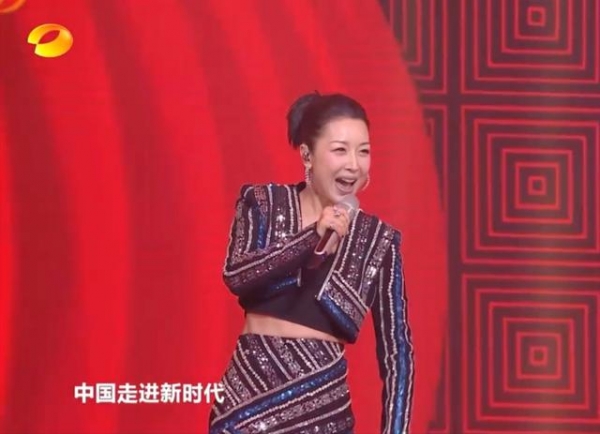 49岁歌手孙悦亮相湖南春晚，连唱五首歌状态太好，却被指假唱整容