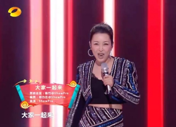 49岁歌手孙悦亮相湖南春晚，连唱五首歌状态太好，却被指假唱整容