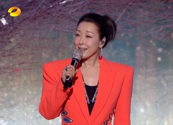 49岁歌手孙悦亮相湖南春晚，连唱五首歌状态太好，却被指假唱整容