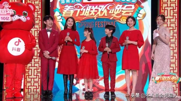 湖南春晚众星状态，高圆圆温柔，何炅碾压周深身材，刘谦发福明显